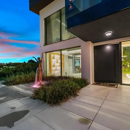 Villa Chandelier Sky Mansion *